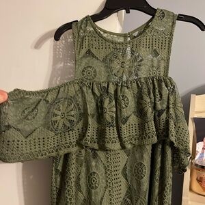 Green lace, Shoulder peeking dress